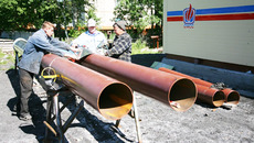 Специалисты подрядной организации ЗАО «МП «Сибмонтажспецстрой» завершают подготовку модульной газовой котельной к установке. Привезли ее сюда уже в готовом виде. На месте ее лишь подключают к внешней сети. Действует она в автоматическом режиме, без обслуживающего персонала. Такие модули компания установила уже в Колыванском и Черепановском районах, поселке Пушном. «В Первотроицке очень много сделано по газификации. Ни в одном другом районе, где работали, таких объемов не видели», — говорит заместитель директора «Сибмонтажспецстроя» Артем Мошуков.