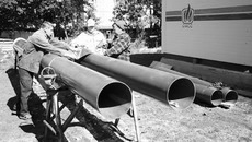 Специалисты подрядной организации ЗАО «МП «Сибмонтажспецстрой» завершают подготовку модульной газовой котельной к установке. Привезли ее сюда уже в готовом виде. На месте ее лишь подключают к внешней сети. Действует она в автоматическом режиме, без обслуживающего персонала. Такие модули компания установила уже в Колыванском и Черепановском районах, поселке Пушном. «В Первотроицке очень много сделано по газификации. Ни в одном другом районе, где работали, таких объемов не видели», — говорит заместитель директора «Сибмонтажспецстроя» Артем Мошуков.