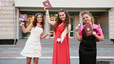 Выпускники-медалисты Усть-Таркской средней общеобразовательной школы Ксения Бушмакина, Юлия Шабанова и Анастасия Егорова (слева направо).