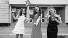 Выпускники-медалисты Усть-Таркской средней общеобразовательной школы Ксения Бушмакина, Юлия Шабанова и Анастасия Егорова (слева направо).