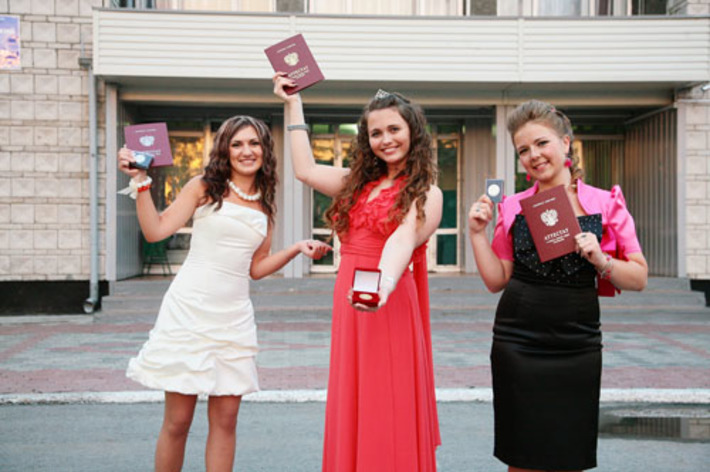 Выпускники-медалисты Усть-Таркской средней общеобразовательной школы Ксения Бушмакина, Юлия Шабанова и Анастасия Егорова (слева направо).