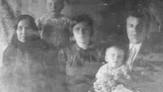 Довоенное фото, на котором изображена вся семья Петровых. Дед Михаил держит на руках дочку Надежду, слева от него его жена Агриппина Николаевна. Левее бабушки мачеха Михаила — Василиса Евстигнеевна. В верхнем ряду старшая дочь Евгения.