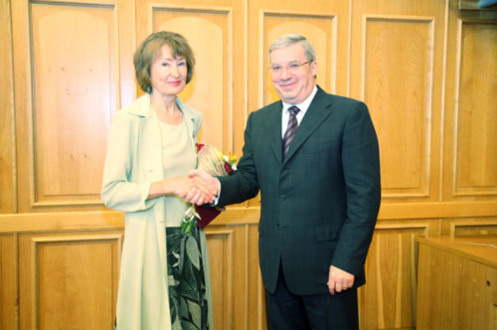 Особенно приятно отметить, что среди награжденных была и наша коллега! «За заслуги в области культуры, печати, телерадиовещания и многолетнюю плодотворную работу почётное звание «Заслуженный работник культуры Российской Федерации» присвоено первому заместителю главного редактора, политическому обозревателю ГАУ НСО «Редакция газеты «Советская Сибирь» Валентине Мальцевой. Думается, что с работами Валентины Ивановны хорошо знаком каждый читатель нашей газеты.