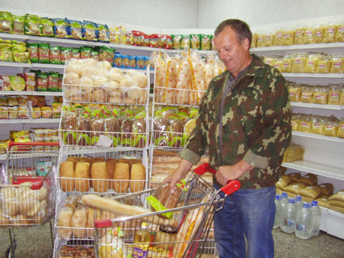 Хлеб и хлебобулочные изделия из мини-пекарни при магазине в Краснозерке давно нашли постоянных покупателей.