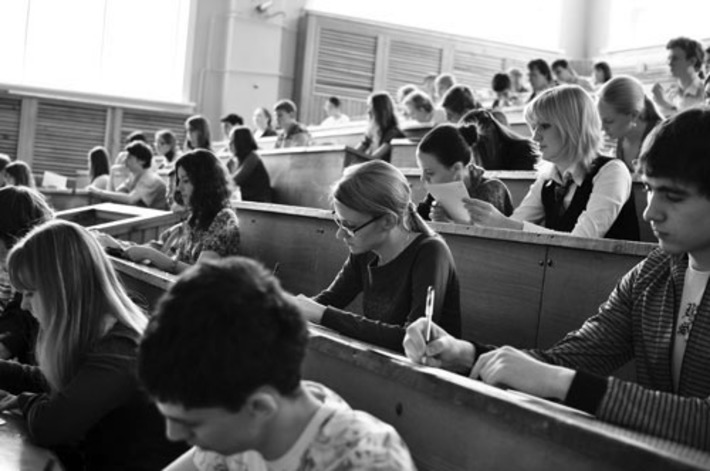 НГУ: стипендиаты Фонда В. Потанина работают над тестом.