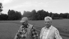 Владимир Костюк — заместитель исполнительного директора ОАО «Черновское» и Геннадий Дударек — директор ОАО «Кочковскремтранс» во время приемки посевов.
