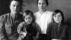 Таисия Сарычева с мужем и дочерьми.