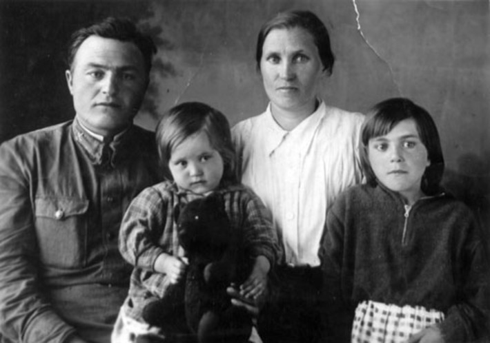 Таисия Сарычева с мужем и дочерьми.