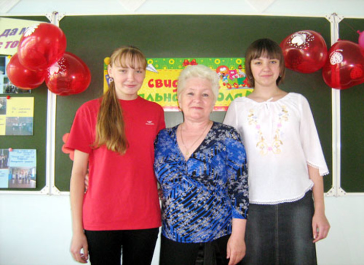 Зинаида Украинцева стала  первой учительницей для  внучек Леры и Вики автора статьи.