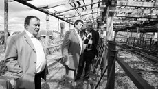 Глава Усть-Таркского района Александр Турлаков, директор акционерного общества «Дубровинское» Анатолий Кляйн и управляющий отделением Сергей Павлов (слева направо) в реконструируемом коровнике села Камышево.