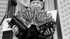 В концертах центра «Играй, гармонь» принимают участие тысячи человек. На снимке: выступает Геннадий Ганечкин из города Саратова.