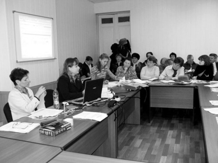 На курсах повышения квалификации.