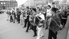 Шествие гармонистов разбудило центр города.