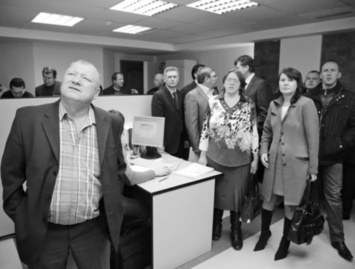 Ежегодно на бирже в Новосибирске организуются зерновые торги. Здесь уж как кому повезет. Среди желающих выгодно продать на биржевых торгах зерно урожая 2009 года счастливчиков не оказалось. Селяне реализовывали пшеницу и другое зерно в основном иными путями. Может, зерновой рынок окажется более стабильным и благожелательным с созданием Национального союза зернопроизводителей и областного комитета этой организации? На снимке: зерновые торги привлекают большое внимание, но это не единственный способ достойно распорядиться урожаем.