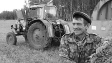 Тракторист Дмитрий Трепалин на ощупь определит качество будущего сена.