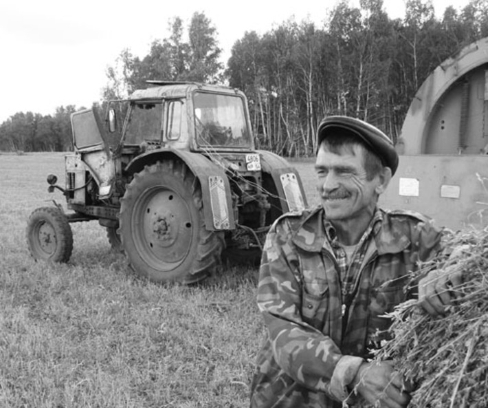 Тракторист Дмитрий Трепалин  на ощупь определит качество будущего сена.