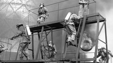 Наши огнеборцы всегда готовы к бою. Свою готовность (к счастью, в рамках показательной программы) они демонстрировали жителям и гостям Новосибирска на Дне города-2010. Фото Натальи МАНТОРОВОЙ.