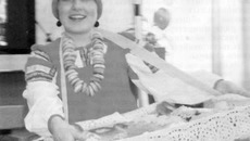 Очень активно болели за конкурсантов их коллеги. На снимке болельщица из группы поддержки.