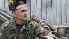 Фермер Юрий Казаков в нужный момент выступает в роли сварщика.