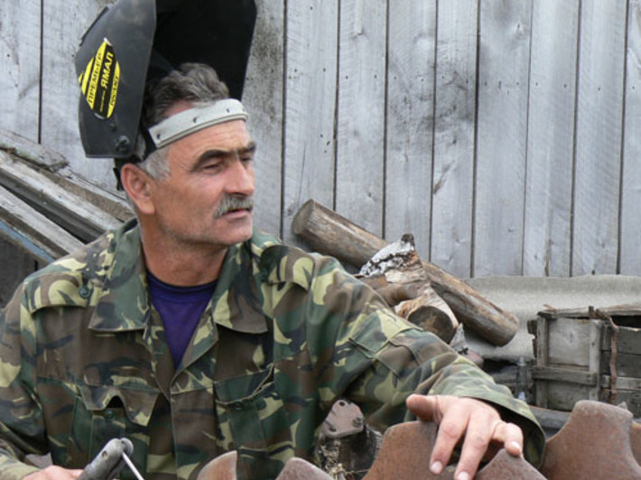 Фермер Юрий Казаков в нужный момент выступает в роли сварщика.