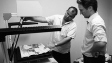 На снимке: идет наладка суперсканера. Слева направо — сервис-инженер Илья Сологубов и заведующий отделом автоматизации библиотеки Владимир Деев.