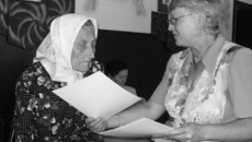 Председатель координационного совета женщин Краснозерского района Наталья Кульпанова поздравляет ветерана труда, орденоносца Марию Селянкину.