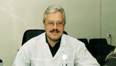 Сергей Ворожевич — главный офтальмолог Новосибирска. Он возглавляет отделение микрохирургии глаза городской клинической больницы №1, его конек — лечение катаракты. Был признан по итогам областного конкурса «Врачом года». Как известно, лечение катаракты является исключительно хирургическим и, как обычно бывает с хирургами, Сергей Викторович мог бы в нашей беседе не слезать со своего конька. Но он поразил тем, что очень озабочен предупреждением развития глазных заболеваний.