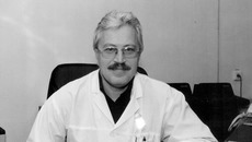 Сергей Ворожевич — главный офтальмолог Новосибирска. Он возглавляет отделение микрохирургии глаза городской клинической больницы №1, его конек — лечение катаракты. Был признан по итогам областного конкурса «Врачом года». Как известно, лечение катаракты является исключительно хирургическим и, как обычно бывает с хирургами, Сергей Викторович мог бы в нашей беседе не слезать со своего конька. Но он поразил тем, что очень озабочен предупреждением развития глазных заболеваний.