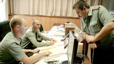 Подполковник Дмитрий Васильев (справа), майор Вадим Аношкин и прапорщик Андрей Корнилов на пункте управления узлом связи.