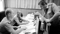 Подполковник Дмитрий Васильев (справа), майор Вадим Аношкин и прапорщик Андрей Корнилов на пункте управления узлом связи.