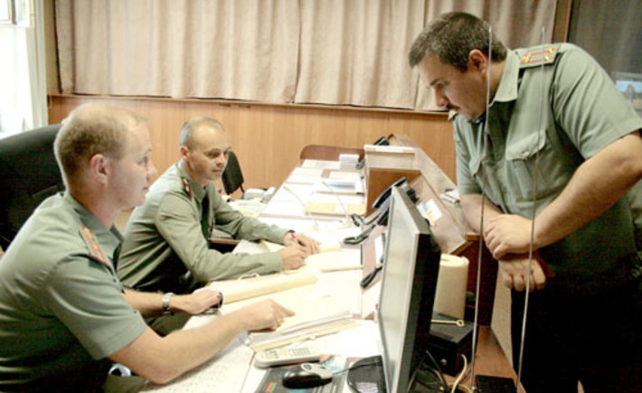 Подполковник Дмитрий Васильев (справа), майор Вадим Аношкин и прапорщик Андрей Корнилов на пункте управления узлом связи.