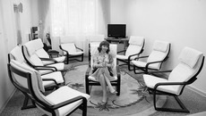Вообще-то обычно директору пансионата Маргарите Владимировне Шабалиной некогда сидеть в мягких креслах комнаты психологической разгрузки. Но для съемки удалось уговорить — буквально на пару секунд, только для фотокадра.