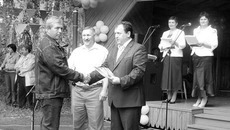 Глава Кочковского района Петр Шилин (справа) и председатель районного Совета депутатов Юрий Горлатых вручают награду бригадиру животноводства ЗАО «Решетовское» Дмитрию Бухтину.