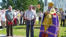Горожан приветствуют генерал-майор Андрей Батрак, мэр Владимир Городецкий и архиепископ Новосибирский и Бердский Тихон.