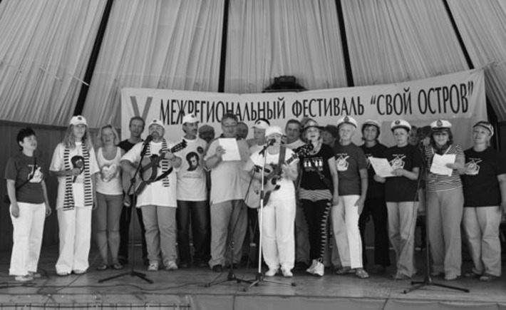 Здесь собрался песенный народ.