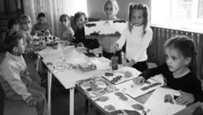 При стадионе во время самых длинных школьных каникул действует летний лагерь с дневным пребыванием, ребятишки совершают походы, играют, рисуют.