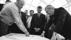 Рабочее совещание на новом пешеходном мосту  через Советское шоссе: на переднем плане — губернатор Новосибирской области Виктор Толоконский и министр транспорта и дорожного хозяйства региона Николай Симонов (слева).