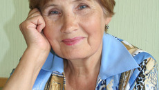 Фаина Алексеевна не только своим сердечным участием, но и своей теплой улыбкой согревает подшефных ветеранов.