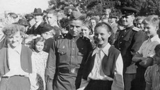 Николай Савиных (на переднем плане), встреча с немецкой молодежью города Шверин, 1953 г.