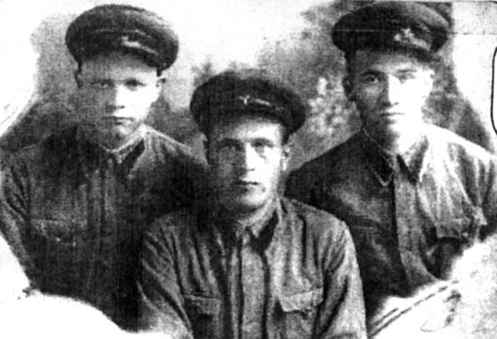 7 мая 1947 год, город Благовещенск. В центре — Иван Мочалов.