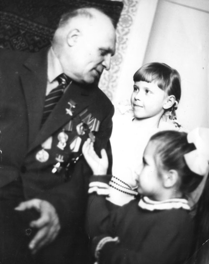 С внучками Ярославой и Женей. День Победы, 1984 год.