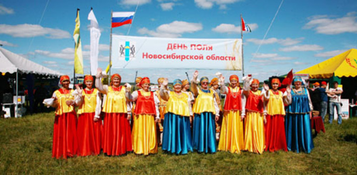Участников и гостей праздника «День поля-2010» приветствует ансамбль «Селяночка» из села Лесная Поляна Коченёвского района.