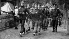 В «Полевом стане» ходят строем, осваивают скалолазанье и поют казачьи песни.