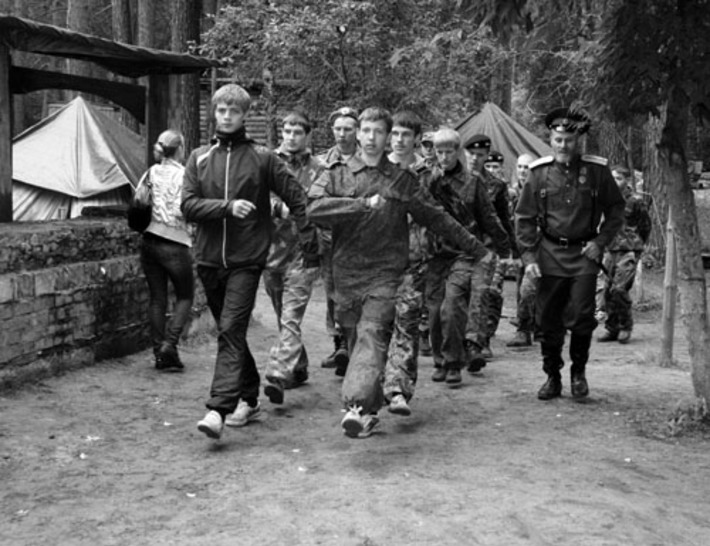 В «Полевом стане» ходят строем, осваивают скалолазанье и поют казачьи песни.