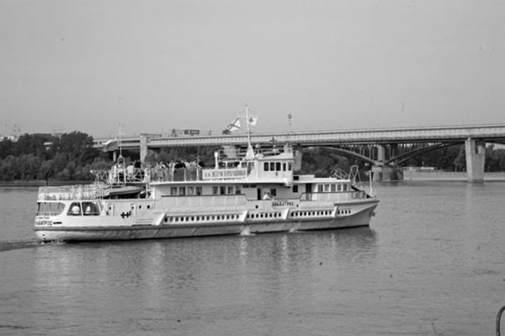 Корабль помощи. Фото Бориса МОСКВИНА