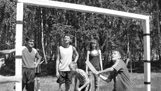 В лагере «Березовая роща» кочковские ребятишки играли в лапту...
