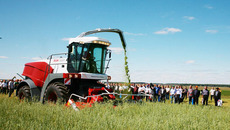 В работе кормоуборочный комбайн RSM 1401.