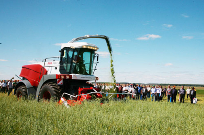 В работе кормоуборочный комбайн RSM 1401.