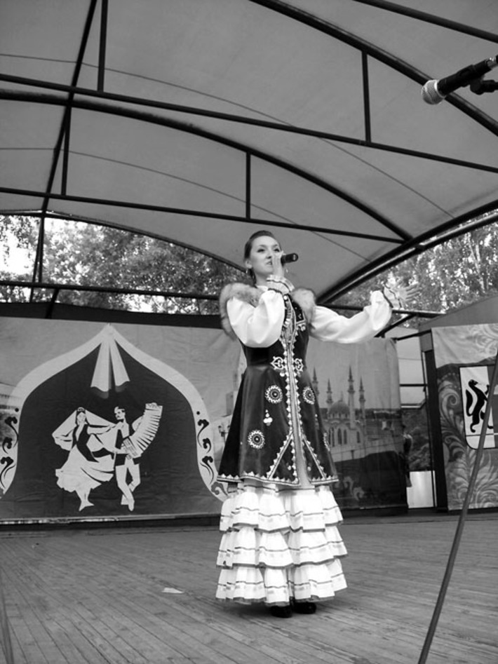 Поет Альфия Нигматуллина.