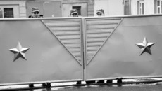 За воротами воинской части. Фото Андрея БАУЛИНА.